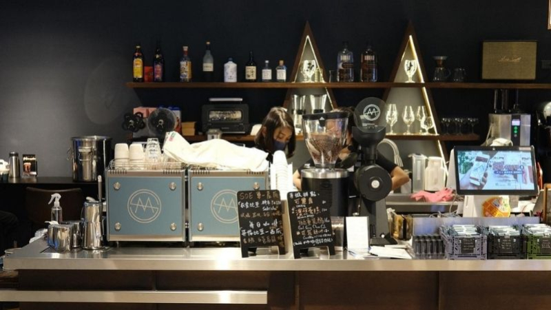 Due Mina personalizzate con il logo di Moonshine Coffee