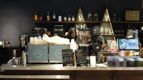 Due Mina personalizzate con il logo di Moonshine Coffee