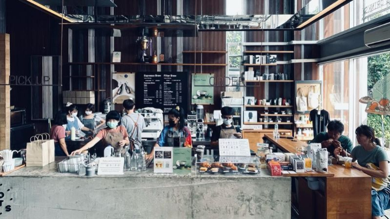 Shopping at the COMMONS? Get your coffee fix at Roots